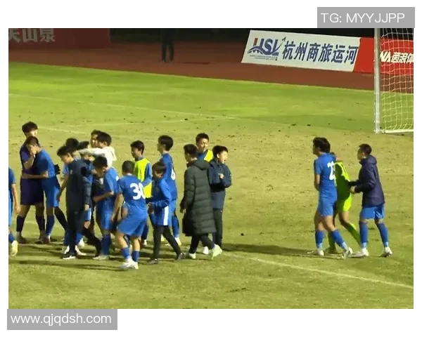 钱潮杯赛场上海申花球迷激情呐喊助威声震撼全场